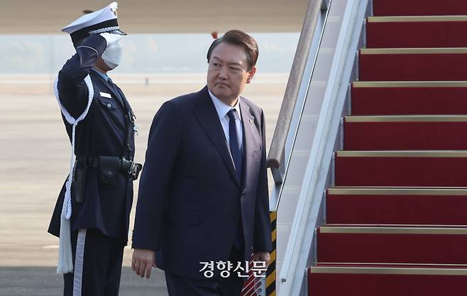 윤석열 대통령이 11일 캄보디아·인도네시아 순방을 위해 성남 서울공항에 도착, 전용기에 탑승하고 있다.  대통령실사진기자단