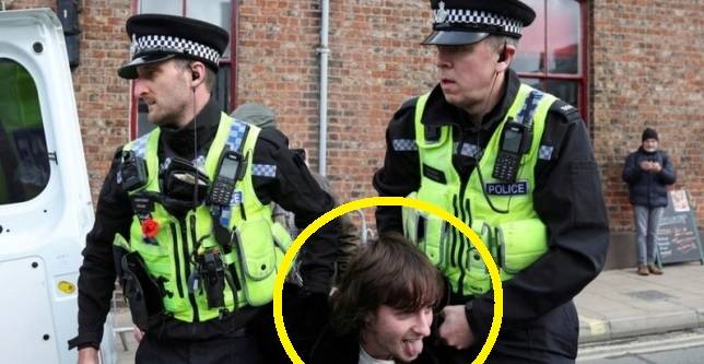 영국 경찰이 9일(현지시간) 요크를 방문한 찰스 3세 국왕에게 계란을 던진 23세 요크대 대학생 패트릭 셀웰을 체포해가고 있다. [로이터·연합뉴스]