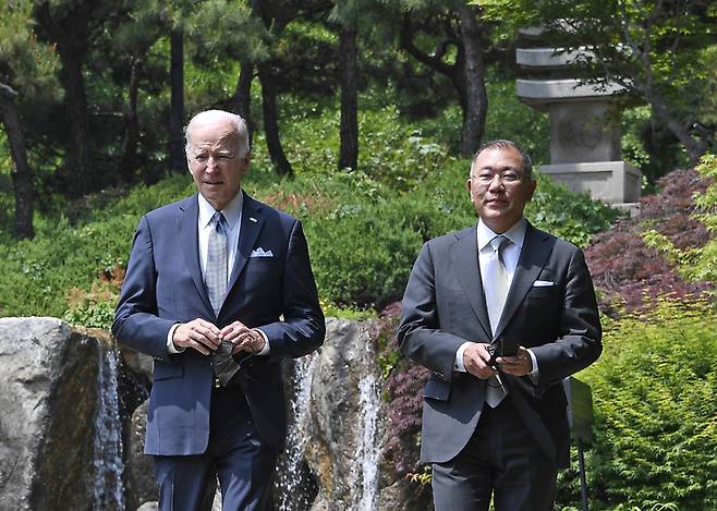 [서울=뉴시스] 백동현 기자 = 조 바이든 미국 대통령과 정의선 현대차그룹 회장이 지난 5월 22일 오전 서울 용산구 그랜드하얏트서울에서 환담을 갖고 기자단을 대상으로 스피치하기 위해 이동하고 있다. (사진=현대자동차 제공) 2022.05.22. photo@newsis.com *재판매 및 DB 금지