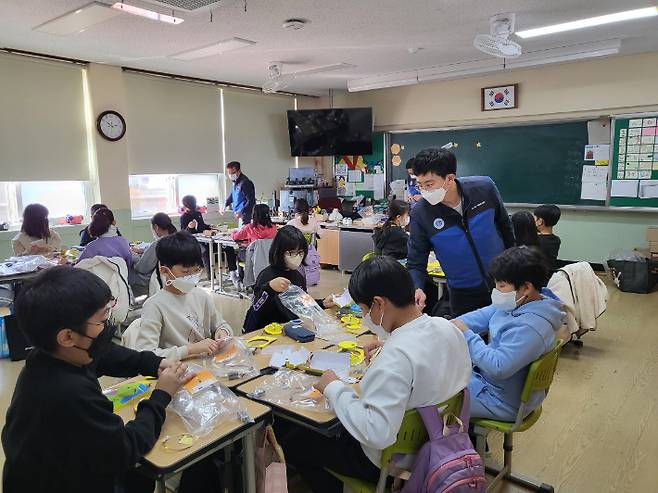 한울본부 아톰공학교실 5학년 학생들이 수업을 듣고 있다. 한울본부 제공