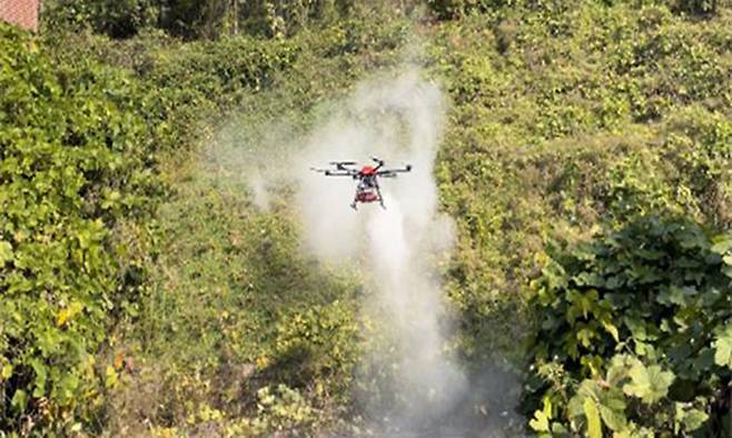 소화액 분사용 드론이 화재를 초기 진압하고 있다. 세종시 제공
