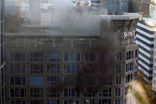 종로 스카이렉스 아파트 화재 발생 - 11일 오전 서울 종로구 대성 스카이렉스 아파트에서 불이 나 검은연기가 피어오르고 있다.이날 소방에 따르면 이날 7시6분 신고를 접수해 현장에 차량 27대 102명을 투입해 화재 진압 중이다. 2022.11.11/뉴스1