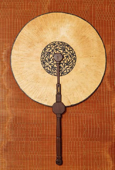 당초문륜선(唐草紋輪扇). 조선시대 후기. 부채의 가운데 당초문(덩굴풀) 무늬를 넣었다.