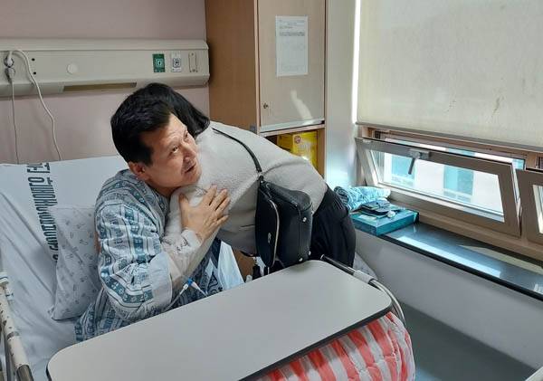 경북 봉화군 광산 매몰사고로 고립됐다가 극적으로 구조된 박정하씨가 지난 11월 7일 안동병원 병실에서 면회객과 포옹하고 있다.