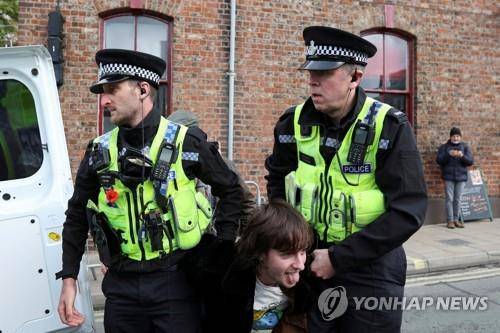 영국 찰스 3세에게 계란 던진 20대 남성  (요크 로이터=연합뉴스) 영국 경찰이 9일(현지시간) 요크를 방문한 찰스 3세 국왕에게 계란을 던진 20대 남성을 체포해 데려가고 있다. 2022.11.10 photo@yna.co.kr