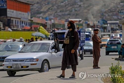 아프간 수도 카불에서 경계 활동 중인 탈레반. [EPA 연합뉴스 자료사진. 재판매 및 DB 금지]