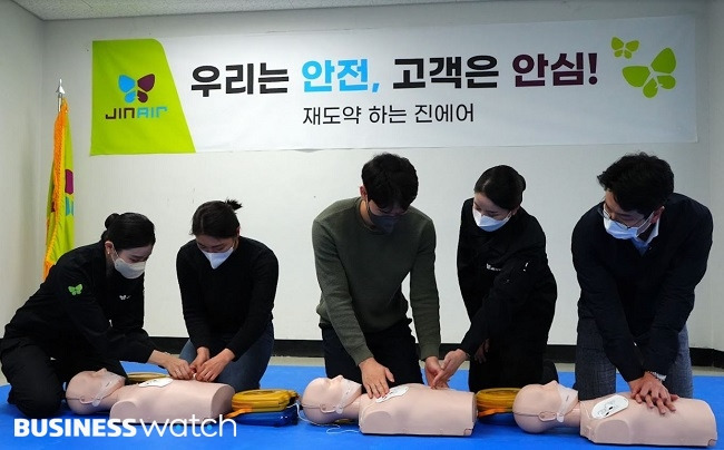 진에어의 심폐소생술(CPR), 자동심장충격기(AED) 사용 교육./사진=진에어 제공