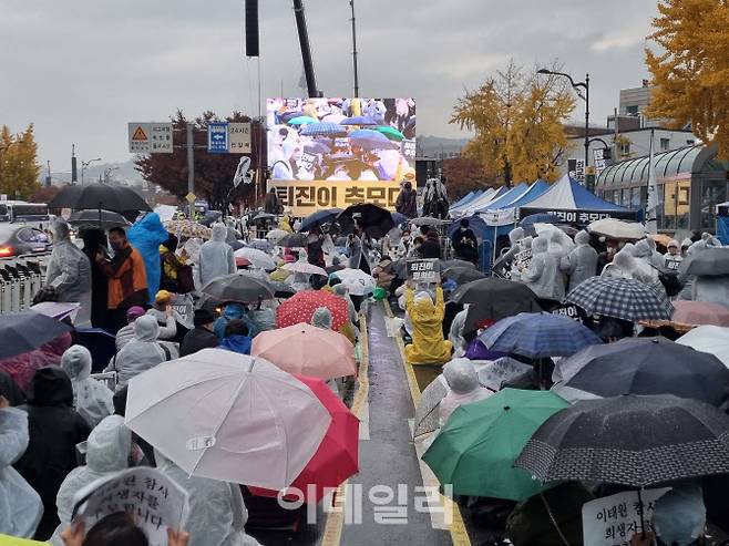 12일 진보성향 시민단체 촛불행동전환이 삼각지역 부근에서 ‘이태원 참사 책임자 처벌촉구 집회’를 열고 있다.(사진=조민정 기자)