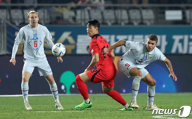 오현규가 11일 오후 경기 화성시 화성종합경기타운 주경기장에서 열린 축구 국가대표팀 친선전 대한민국과 아이슬란드의 경기 후반전에서 돌파를 시도하고 있다. 2022.11.11/뉴스1 ⓒ News1 이동해 기자