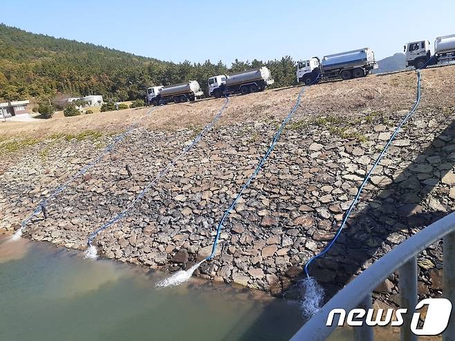 50년만의 역대 최악의 가뭄을 겪는 전남 완도군이 저수율이 7%까지 떨어진 소안면 미라제 저수지에 하루 240톤의 물을 급수하고 있다.2022.11.12./뉴스1