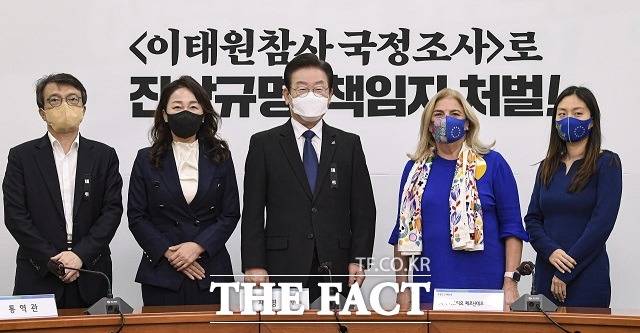 김의겸 더불어민주당 의원이 이재명 대표와 주한 EU(유럽연합) 대사와의 대화 내용을 잘못 전달해 논란이 일자 사과했다. 8일 서울 여의도 국회에서 마리아 카스티요 페르난데즈 주한 EU대사와 접견 기념촬영하는 이재명 대표, 김의겸 대변인(맨 왼쪽). /국회사진취재단