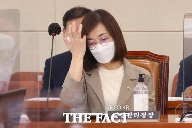 백경란 질병관리청장 남동생 백 모 씨가 코로나19 진단키트 사업을 영위하는 코스닥 상장사 디엔에이링크 사외이사에 지원하며 '마침 친누이는 2대 질병청장'이라는 내용의 직무수행계획서를 작성한 것으로 파악됐다. 이에 백 청장은 남동생이 아닌 제3자가 작성했다고 해명했다. /이새롬 기자