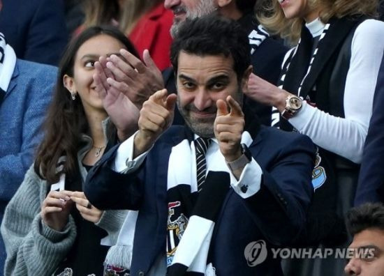 사우디 재계의 여러 요직을 거친 알루마얀은 유럽 명문 축구팀을 인수한 부자이기도 하다. 사진은 영국 '뉴캐슬FC' 경기를 직관하는 알루마얀. / 사진=연합뉴스