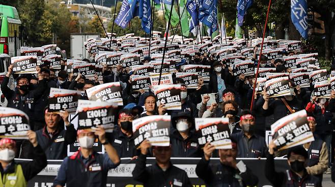 민주노총 조합원들이 지난달 26일 오후 서울 중구 서울역 인근에서 '중대재해 처벌 무력화 하는 윤석열 정부 규탄 결의대회'를 갖고 용산 대통령실 방면으로 행진하고 있다. /뉴스1