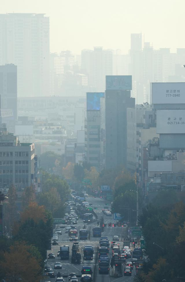 11일 서울 도심의 하늘이 출근길 스모그와 미세먼지로 인해 온통 뿌옇다. 가을이면 찾아오는 불청객 미세먼지는 주말에 비가 내리고 바람이 강하게 불면서 해소될 예정이다. 연합뉴스