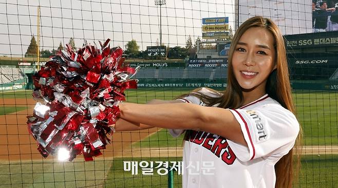 지난 8일 인천 SSG랜더스필드에서 KBO리그 한국시리즈 마지막 경기를 앞두고 배수현 치어리더가 기념촬영을 하고 있다. <김호영 기자>