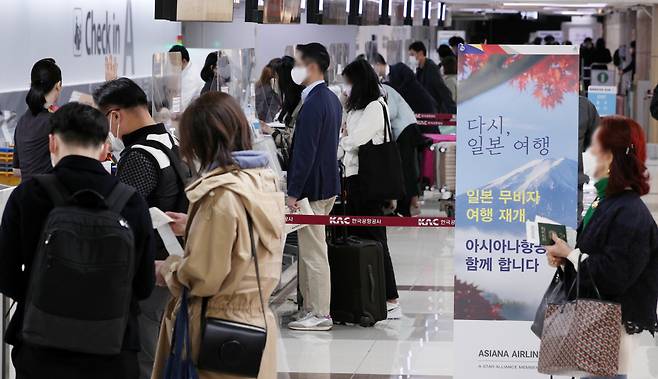 일본 정부가 한국 등 전 세계 68개국에 대한 비자 면제 조치를 재개한 가운데 시행 첫날인 11일 서울 강서구 김포국제공항 출국장에서 일본으로 향하는 승객들이 탑승수속을 하고 있다. 임세준 기자