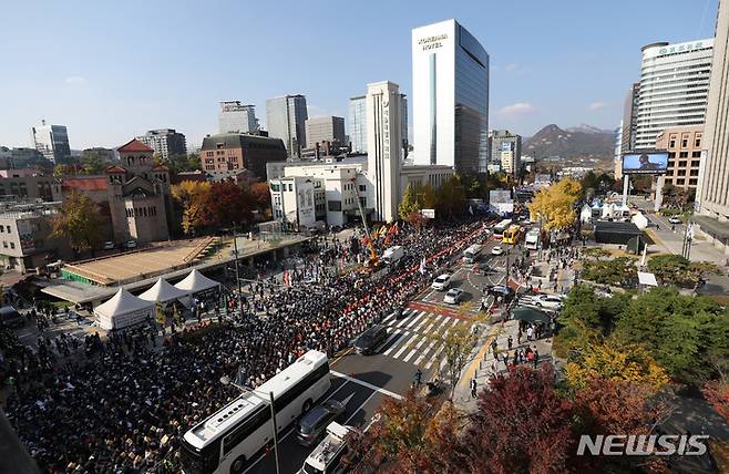 [서울=뉴시스] 김진아 기자 = 자유통일당 등 보수단체와 민주노총·한국노총 등 진보단체 관계자들이 지난달 29일 오후 서울 종로구 세종대로 일대에서 대규모 집회를 하고 있다. 2022.10.29. bluesoda@newsis.com