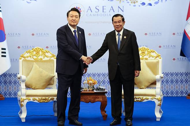 윤석열 대통령과 11일(현지시간) 프놈펜 한 호텔에서 열린 한국-캄보디아 정상회담에서 훈센 캄보디아 총리와 악수하고 있다. 대통령실 제공