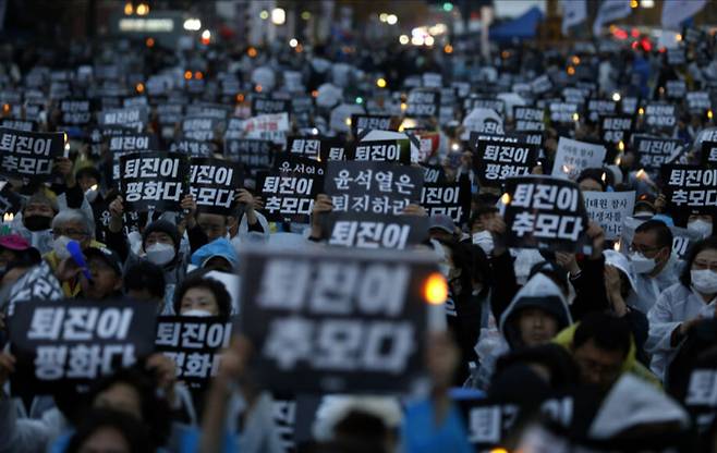 12일 서울 용산구 삼각지역 인근 도로에서 촛불행동 주최로 열린 14차 촛불대행진에서 참가자들이 구호를 외치고 있다. 뉴시스