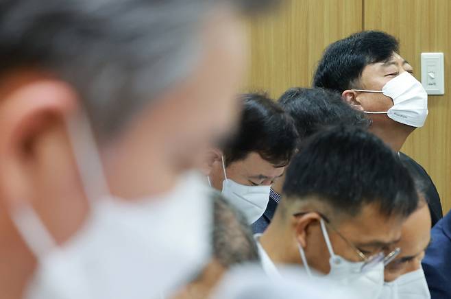 최성범 서울 용산소방서장이 11월11일 서울 중구 서울시의회 도시안전건설위원회에서 서울소방재난본부를 상대로 열린 이태원 참사 관련 행정사무감사에 참석해 의원들의 질의를 들으며 생각에 잠겨 있다. ⓒ 연합뉴스