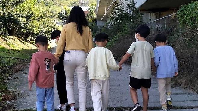선생님 손 꼭 잡고 가요 김예은 씨가 아동 5명을 데리고 야외 활동을 하고 있다. [본인 제공]