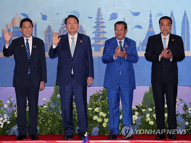 아세안+한중일 정상회의 참석한 윤석열 대통령 (프놈펜=연합뉴스) 안정원 기자 = 윤석열 대통령이 12일(현지시간) 오전 캄보디아 프놈펜 한 호텔에서 열린 아세안(ASEAN·동남아국가연합)+3(한중일) 정상회의에 참석, 기념촬영을 하고 있다.
    왼쪽부터 기시다 후미오 일본 총리, 윤석열 대통령, 훈센 캄보디아 총리,
 리커창 중국 총리. 2022.11.12, jeong@yna.co.kr