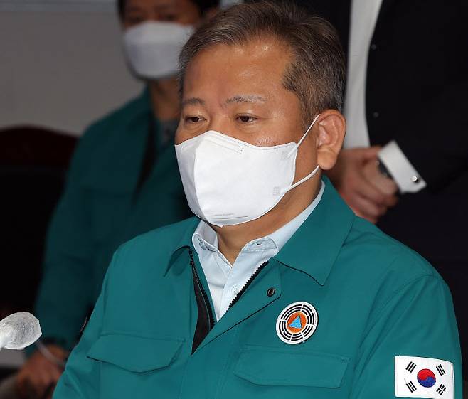 이상민 행정안전부 장관이 13일 오전 정부서울청사에서 열린 이태원 사고 중앙재난안전대책본부 회의에서 한덕수 국무총리의 발언을 듣고 있다.(사진=연합뉴스)