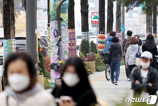 완연한 가을 날씨가 이어지고 있는 9일 서울 노원구 노원구청 앞 일대의 가로수에 털실로 만든 겨울 옷이 입혀져 있다. 2022.11.9/뉴스1 ⓒ News1 권현진 기자