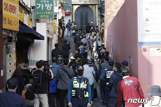 11일 서울 용산구 이태원 참사 현장에서 통행이 재개되자 취재진과 시민들이 현장을 살펴보고 있다. (공동취재) 2022.11.11/뉴스1 ⓒ News1 김민지 기자