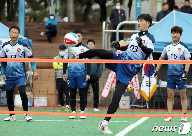 13일 오전 광주 첨단체육공원에서 열린 제1회 광주·전남 족구인 한마당 대회에 참가한 족구동호인이 서브를 넣고 있다. 뉴스1 광주·전남본부가 주최하고 광주광역시족구협회가 주관하는 이번 대회에는 72개팀, 600여 명의 선수가 참여했다. 2022.11.13/뉴스1 ⓒ News1 이승현 기자