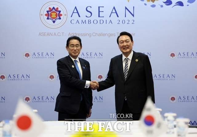 윤석열 대통령이 13일 오후 캄보디아 프놈펜의 한 호텔에서 기시다 후미오 일본 총리와 한일 정상회담에 앞서 악수를 하고 있다. /뉴시스