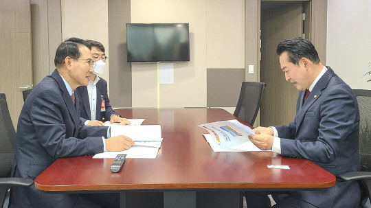 이완섭 시장이 장동혁 국민의힘 원내대변인을 만나 현안 사업을 설명하고 있다. 사진=서산시 제공