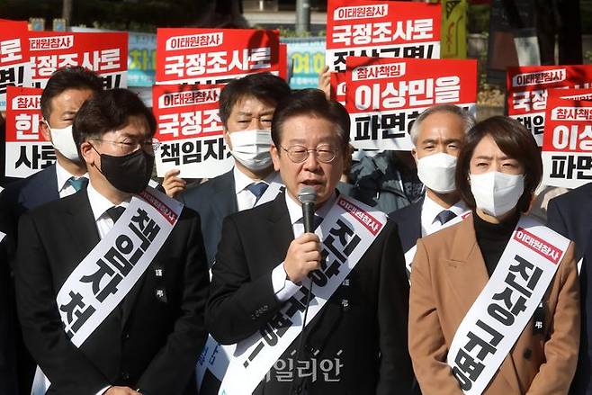 이재명 더불어민주당 대표가 11일 오후 서울 여의도역 부근 거리에서 열린 이태원 참사 국정조사·특검 추진 범국민 서명운동 발대식에서 발언을 하고 있다. ⓒ데일리안 박항구 기자