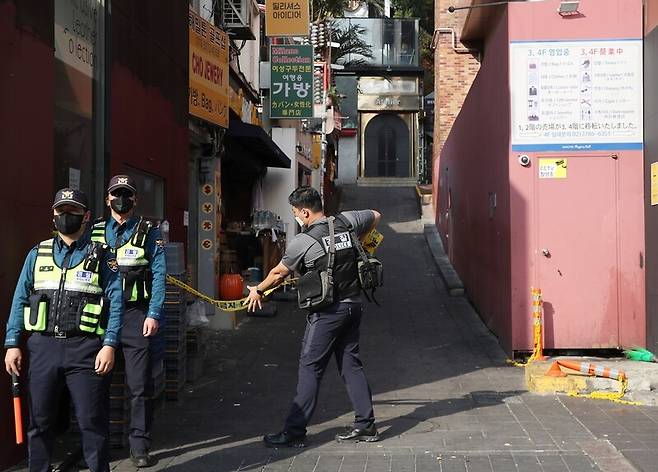 지난 11일 서울 용산구 이태원역 인근 참사 현장에서 경찰이 통제선을 제거하고 있다. 공동취재사진