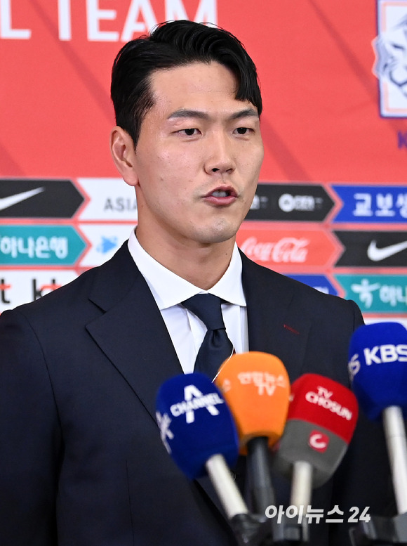 2022 카타르 월드컵에 출전하는 대한민국 축구대표팀 김영권이 13일 오후 인천국제공항을 통해 카타르 도하로 출국하기 전 인터뷰를 하고 있다. [사진=김성진 기자]