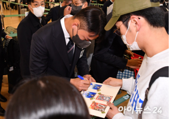 2022 카타르 월드컵에 출전하는 대한민국 축구대표팀 오현규가 13일 오후 인천국제공항을 통해 카타르 도하로 출국하기 팬들에게 사인을 하고 있다. [사진=김성진 기자]