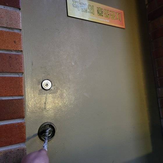 해밀톤호텔 직통계단 위 철문. 용산소방서에 따르면 이 철문은 밖에서 당길 때 열려야하는 비상문인데, 굳게 닫혀 있다. 밧줄을 힘껏 잡아당겨도 열리지 않는다. 함종선 기자