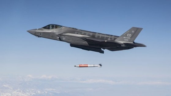 스텔스 전투기인 F-35가 B61 전술 핵폭탄을 투하하는 시험을 하고 있다. 이 폭탄은 핵탄두가 없는 모의 폭탄이다. 미국은 중국을 압박하며, 한ㆍ미에 핵우산을 보장하기 위해 핵탄두를 괌에 다시 배치하는 방안을 검토할 가능성이 크다. 미 국방부