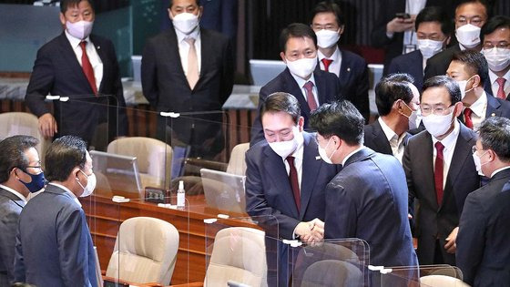 윤석열 대통령이 10월 25일 서울 여의도 국회 본회의장에서 내년도 예산안 시정연설을 마친 뒤 장제원 의원과 악수를 하는 모습. 장진영 기자