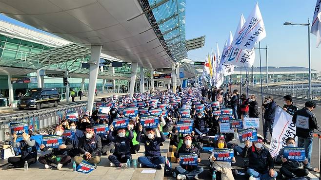 지난달 28일 민주노총 조합원들이 임금인상 등을 요구하며 인천공항 제1여객터미널 3층 8번 게이트에서 시위를 벌이고 있다.|민주노총 제공