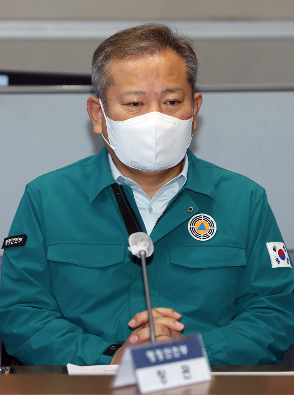 이상민 행정안전부 장관이 13일 오전 정부서울청사에서 열린 이태원 사고 중앙재난안전대책본부 회의에서 한덕수 국무총리의 발언을 듣고 있다. 연합뉴스