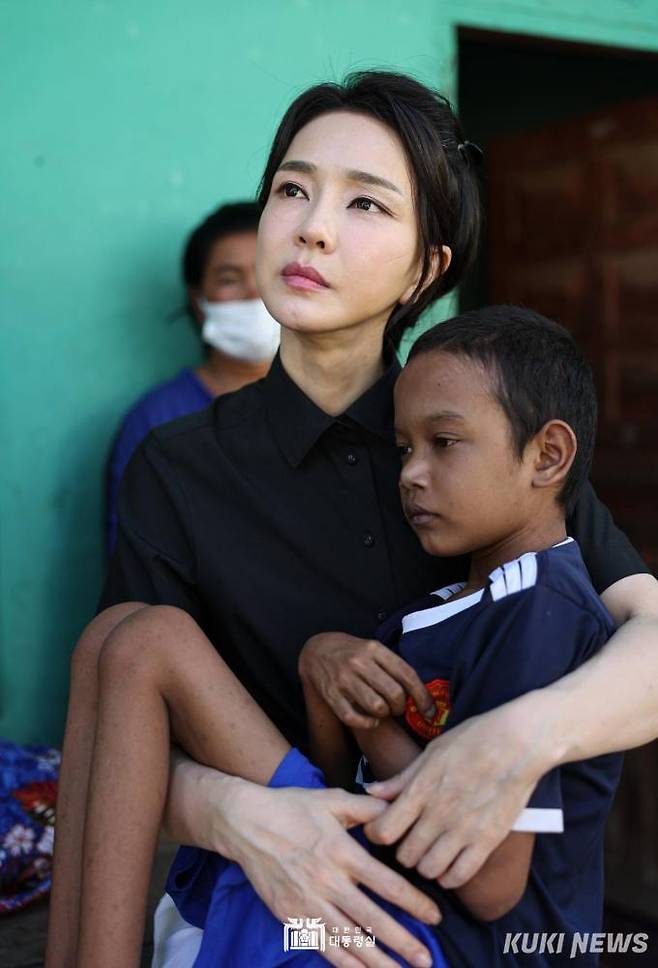 김건희 여사가 12일 캄보디아 수도 프놈펜 사는 선천성 심장질환을 앓고 있는 아동(14세)의 집을 찾아 위로하고 있다.