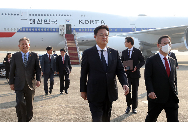 정진석 국민의힘 비상대책위원장(가운데)이 지난 11일 서울공항에서 동남아 순방에 나선 윤석열 대통령 배웅을 마치고 퇴장하고 있는 모습. 김지훈 기자