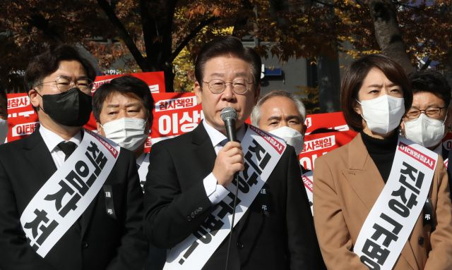 이재명 더불어민주당 대표가 11일 오후 서울 여의도역 인근에서 열린 이태원참사 국정조사·특검 추진 범국민 서명운동 발대식에서 발언하고 있다. 뉴시스