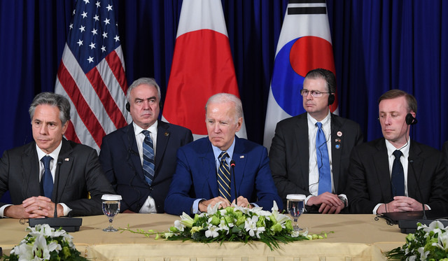 조 바이든 미국 대통령(가운데)이 13일(현지시간) 캄보디아 프놈펜의 한 호텔에서 열린 한·미·일 정상회담에 참석해 윤석열 대통령 발언을 듣고 있다. 프놈펜=김지훈 기자