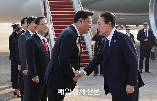 11일 성남 서울공항에서 윤석열 대통령과 악수하고 있는 정진석 국민의힘 비상대책위원장 [이승환기자]