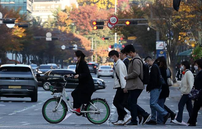 서울 강남구 테헤란로에서 시민들이 추워진 날씨에 발걸음을 옮기고 있다. /사진=뉴스1