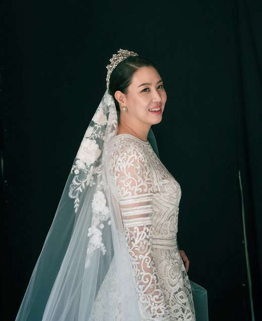 Kim Sung-ryung (50), a former announcer who remarried for the first time in 22 years, showed off her wedding dress.On the 13th, Kim Sung-ryung released two wedding photos taken by his son.In the wedding photo, Kim Sung - kyung made use of the elegance with a dress covered with sleeves to the wrist. Kim Sung - kyung s husband digested the tuxedo nicely.Kim Sung-ryung (55), the sister of Kim Sung-ryung, praised it as Oh ~ so lovely.Earlier last month, Kim Sung-ryung announced the remarriage, saying, I just reported my marriage without a wedding because it was a corona situation, and it will be two years by the end of this year.In the meantime, he said, I took a wedding photo and went on a honeymoon until this summer, when the distance was gradually released.As for her husband, she said, I have never seen my broadcast, a 30-year-old middle-class announcer.The strong people that are going on are also starting to see together from the end of last year because of the presidential election issue. I am a person who is eager for his work, and his eyes to see the world and his values for life are similar to those of me, he said. I will live wisely and healthily as it is a precious relationship I met at a late age.Kim Sung-ryung, who joined SBS in 1993 as a second announcer, declared freelance in 2002. She married her ex-husband in 1996, but divorced in 2000 after four years.