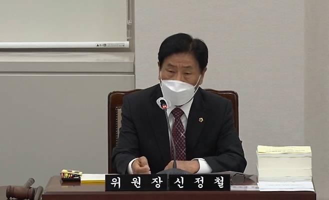 [부산=뉴시스] 지난 9일 오전 부산시의회 회의장에서 신정철 교육위원장이 부산시 교육청에 대한 행정사무감사를 진행하고 있다. 당시 행정사무감사는 시작한 지 40여분만에 하윤수 시 교육감의 증인선서 거부로 무기한 연기됐다. (사진=부산시의회 인터넷생방송 캡처) *재판매 및 DB 금지